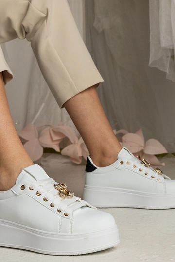 Zapatillas deportivas blanco y negro decoradas con piedras Sarena