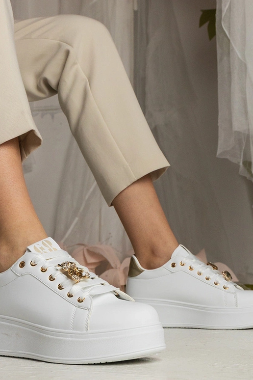 Zapatillas deportivas blanco y dorado...