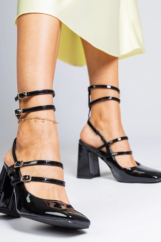 Zapatos de charol negros con tacón...