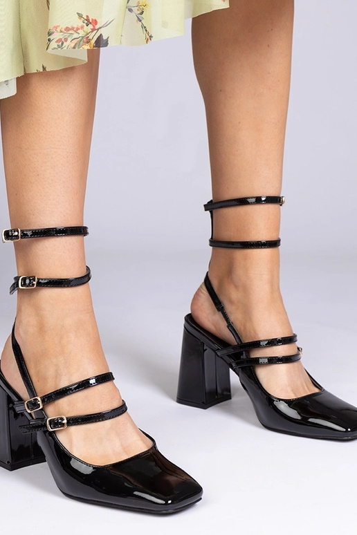 Zapatos de charol negros con tacón...