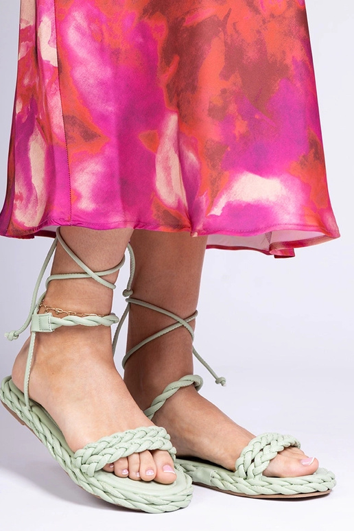 Tarina, sandalias trenzadas verdes...