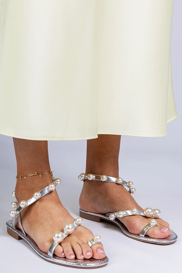 Sarino, sandalias plateadas...