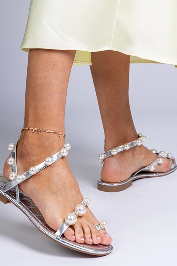 Sarino, sandalias plateadas... 2