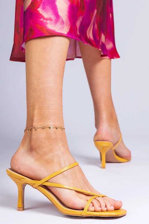 Chanclas elegantes amarillas para... Chanclas elegantes amarillas para...