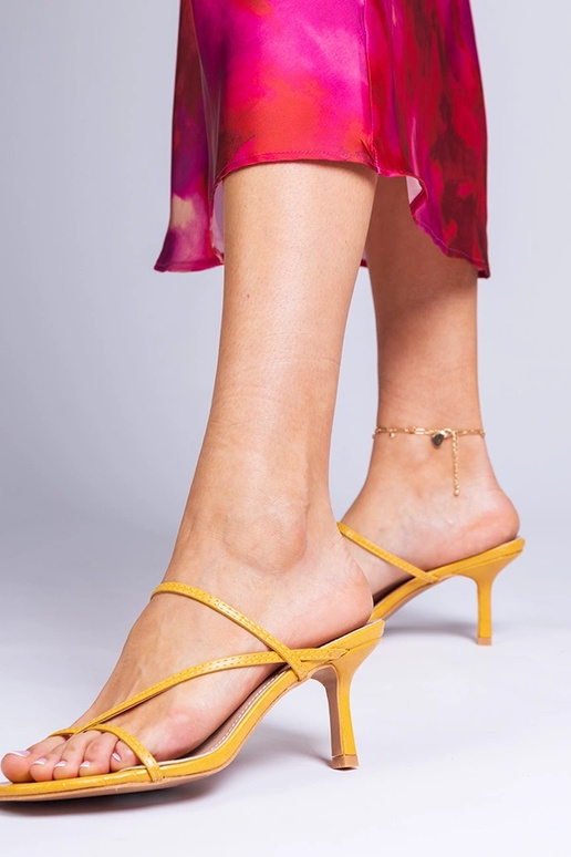 Chanclas elegantes amarillas para... Chanclas elegantes amarillas para...