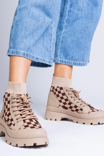 Zapatos deportivos marrones...