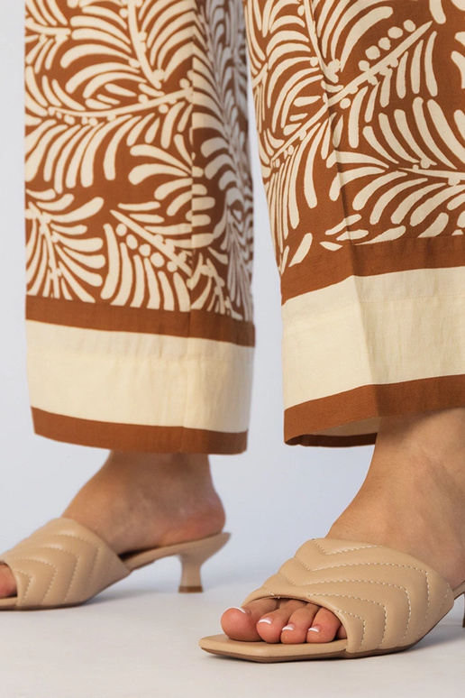 Chanclas color arena con tacón bajo,...