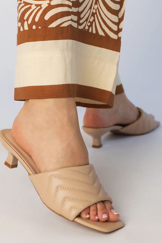 Chanclas color arena con tacón bajo,...