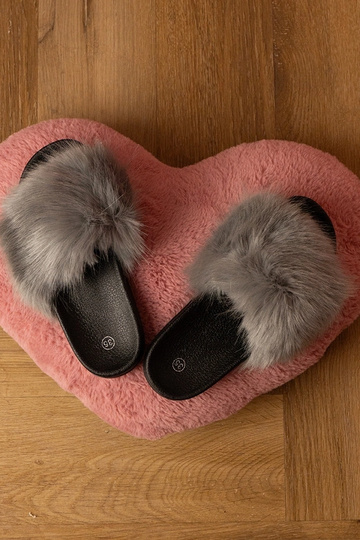 Zapatillas de casa grises...