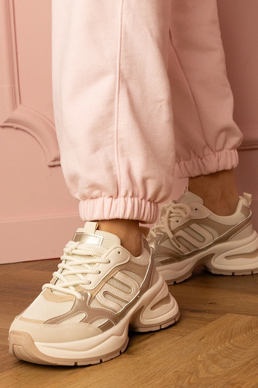 Zapatillas deportivas color arena de... Zapatillas deportivas color arena de...