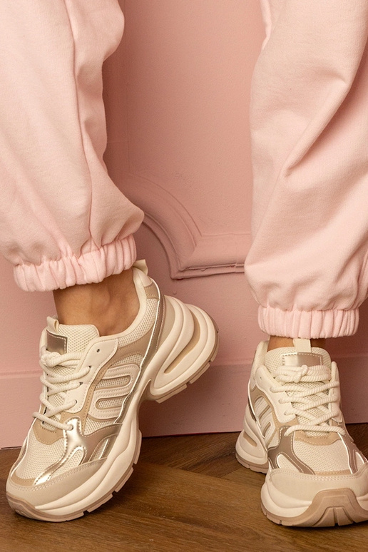 Zapatillas deportivas color arena de... Zapatillas deportivas color arena de...