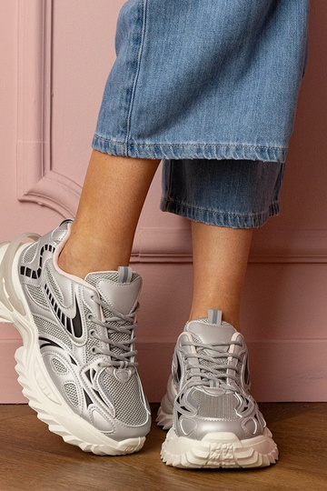 Zapatillas deportivas plateadas de plataforma estilizada para mujer Carina 2