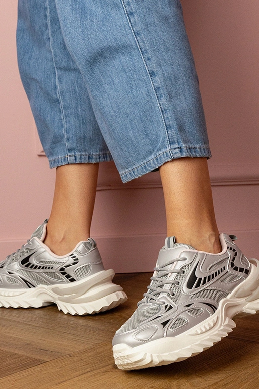 Zapatillas deportivas plateadas de... Zapatillas deportivas plateadas de...