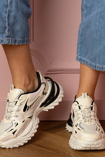 Zapatillas deportivas color arena para mujer en plataforma elegante Carina