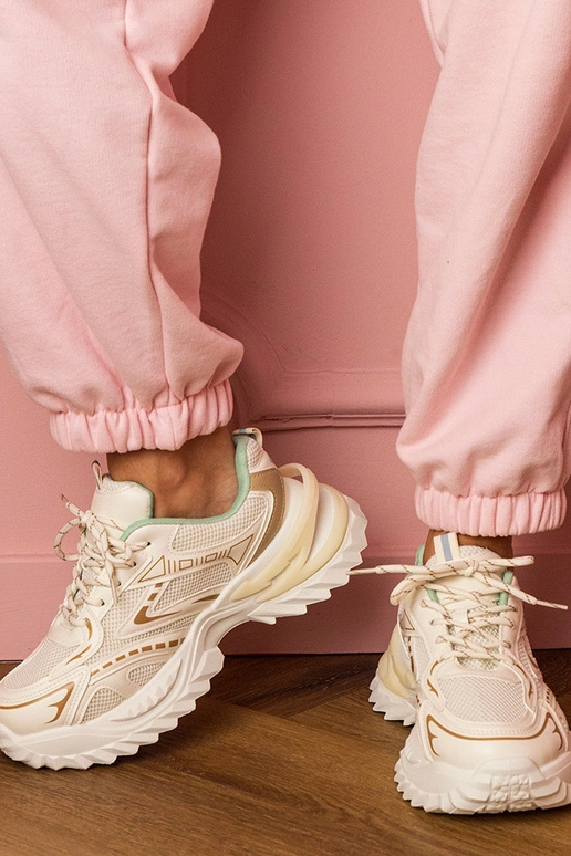 Zapatillas deportivas color arena... Zapatillas deportivas color arena...