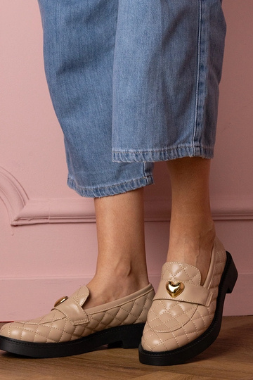 Dorado mocasines de mujer en punta color arena con decoración de corazón