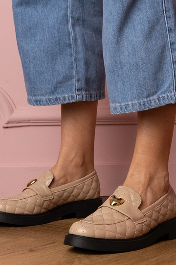 Dorado mocasines de mujer en punta color arena con decoración de corazón 2