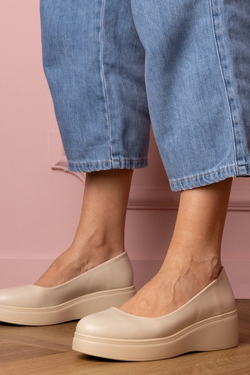 Zapatos de media altura color arena... Zapatos de media altura color arena...