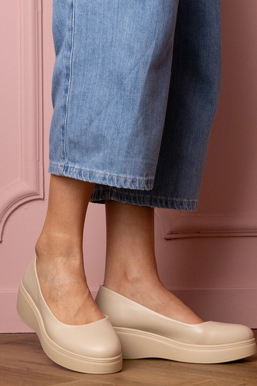 Zapatos de media altura color arena... Zapatos de media altura color arena...