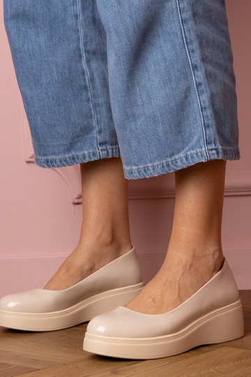 Zapatos de media altura color arena lacados para mujer en plataforma Nikara