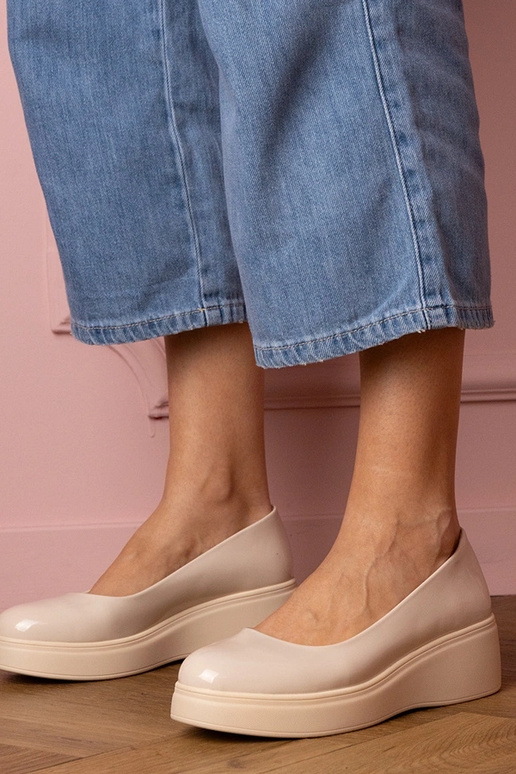 Zapatos de media altura color arena... Zapatos de media altura color arena...