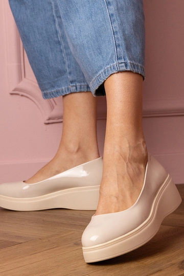 Zapatos de media altura color arena lacados para mujer en plataforma Nikara 2