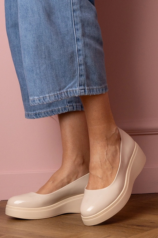 Zapatos de media altura color arena... Zapatos de media altura color arena...