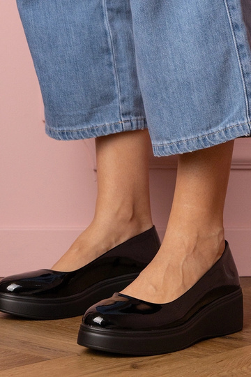 Zapatos de media altura negros lacados para mujer en plataforma Nikara