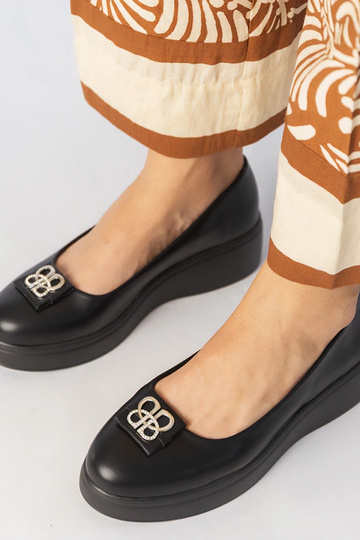 Mocasines negros con plataforma y decoración de piedra de circonio, "Patos"
