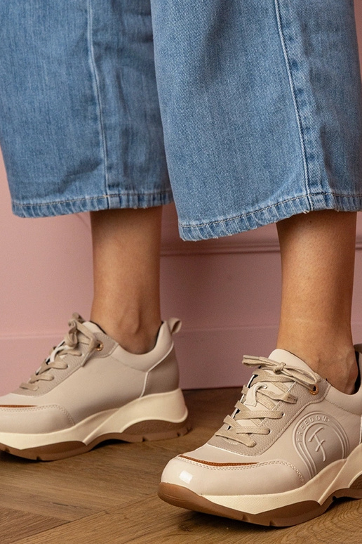 Zapatillas deportivas color arena... Zapatillas deportivas color arena...