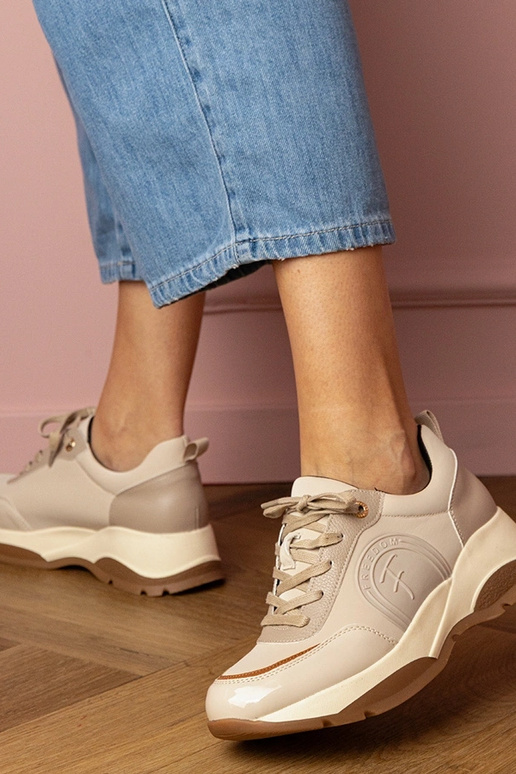 Zapatillas deportivas color arena... Zapatillas deportivas color arena...