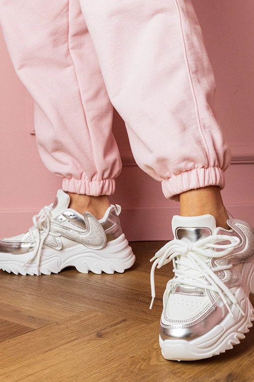 Zapatillas deportivas blancas de... Zapatillas deportivas blancas de...