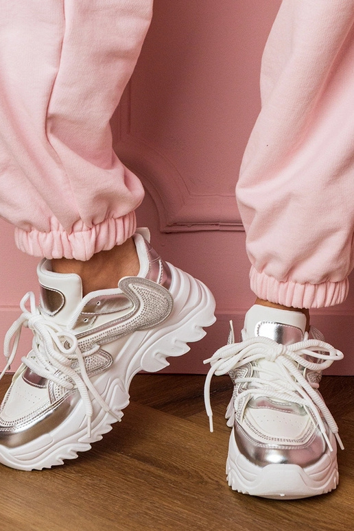 Zapatillas deportivas blancas de... Zapatillas deportivas blancas de...