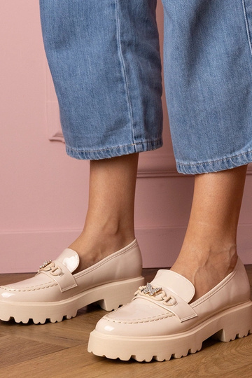 Mocasines lacados color arena para mujer con decoración de cristales en forma de mariposa Sanita