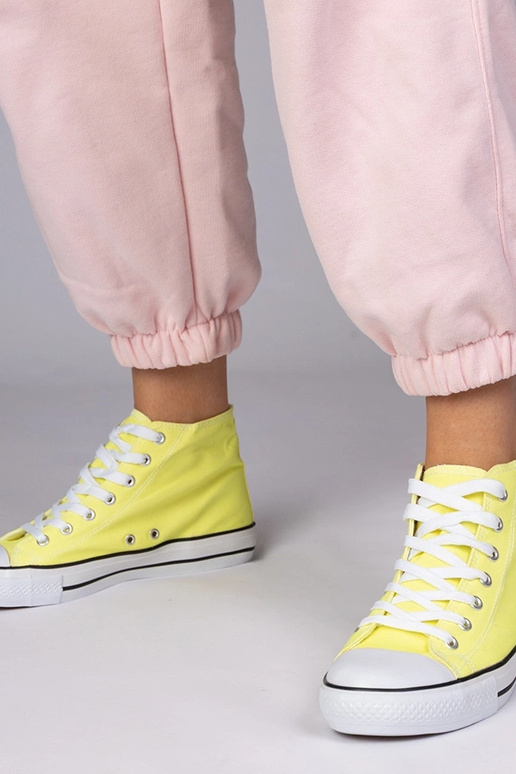 Zapatillas amarillas clásicas por... Zapatillas amarillas clásicas por...