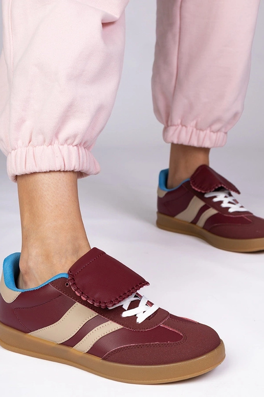 Zapatillas deportivas color cereza...