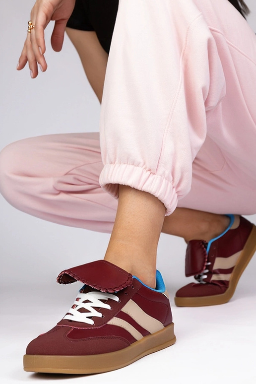 Zapatillas deportivas color cereza...