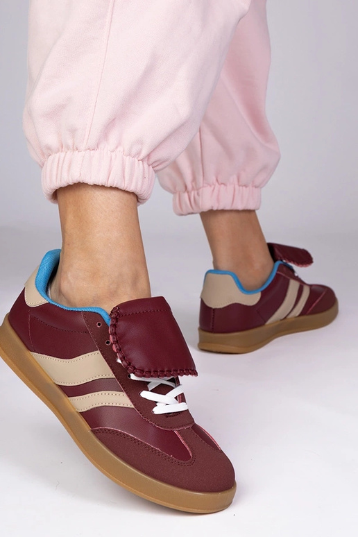 Zapatillas deportivas color cereza...