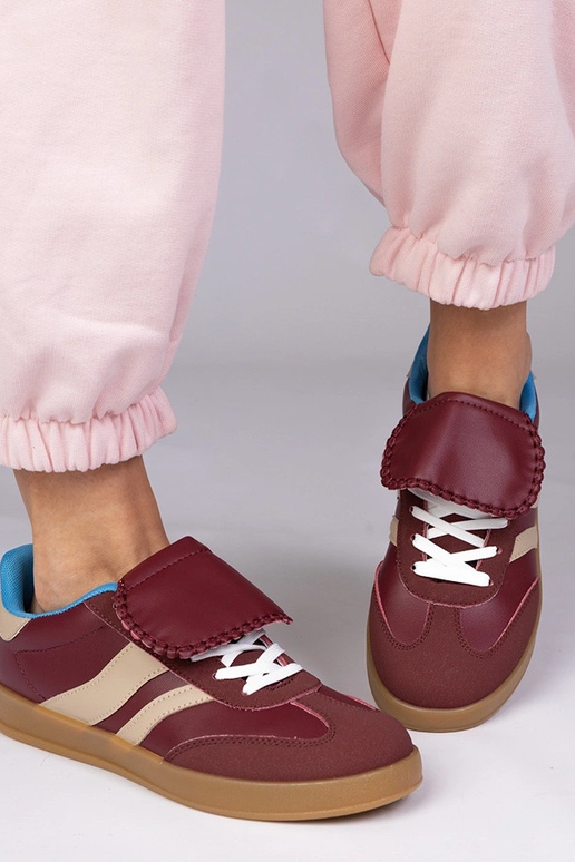 Zapatillas deportivas color cereza...