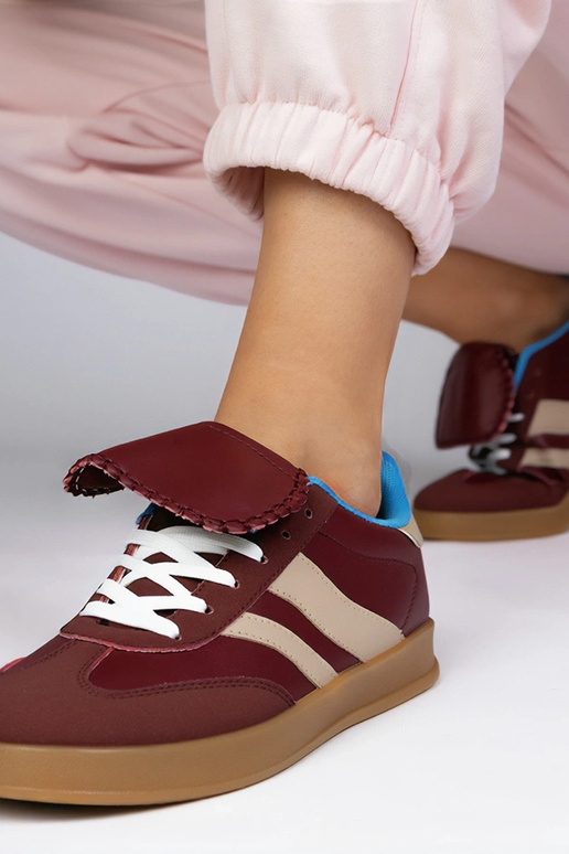 Zapatillas deportivas color cereza...