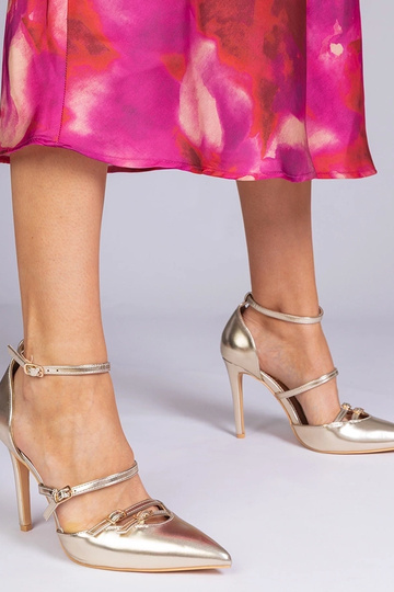 Tacones dorados con cierre... 2