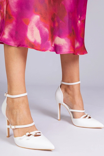 Tacones blancos con cierre... 2