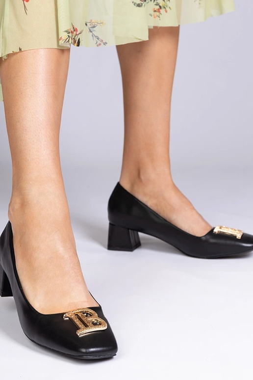 Zapatos de tacón negros de bajo con... Zapatos de tacón negros de bajo con...