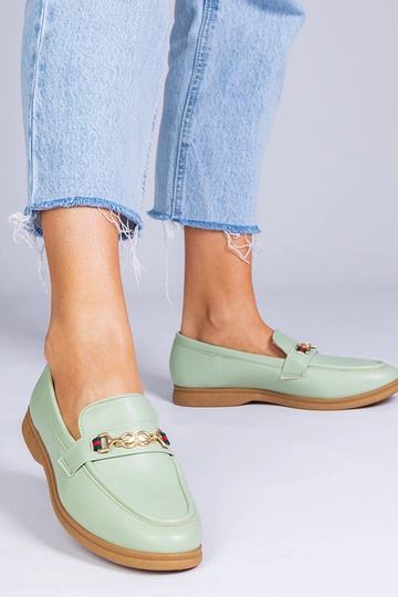 Mocasines verdes con adorno...