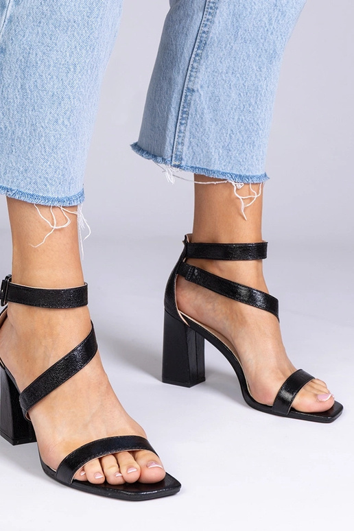 Sandalias negras de piel sintética... Sandalias negras de piel sintética...