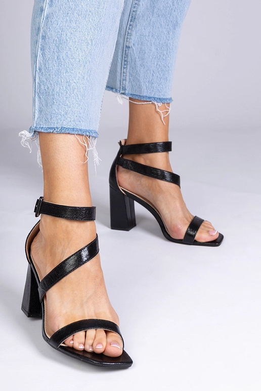 Sandalias negras de piel sintética... Sandalias negras de piel sintética...