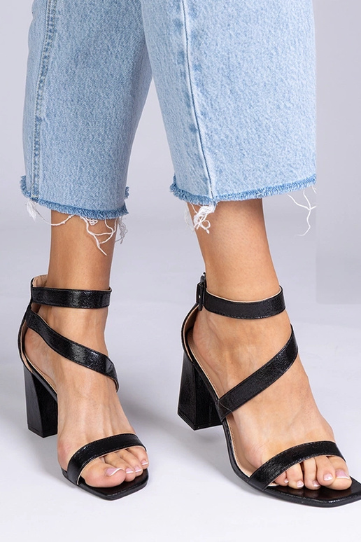 Sandalias negras de piel sintética... Sandalias negras de piel sintética...