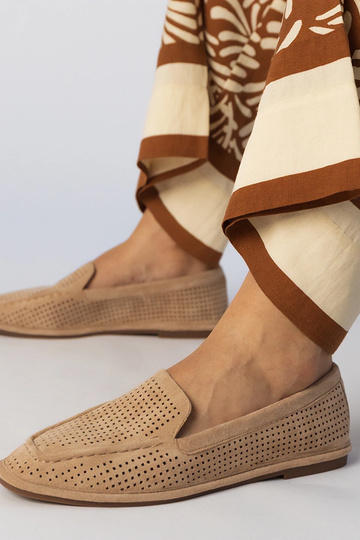 Mocasines color arena de ante sintético con diseño calado, "Stanila"