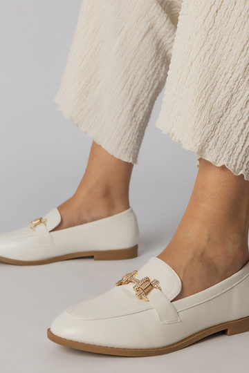 Mocasines blancos con piedras de circonio, "Kalinta"