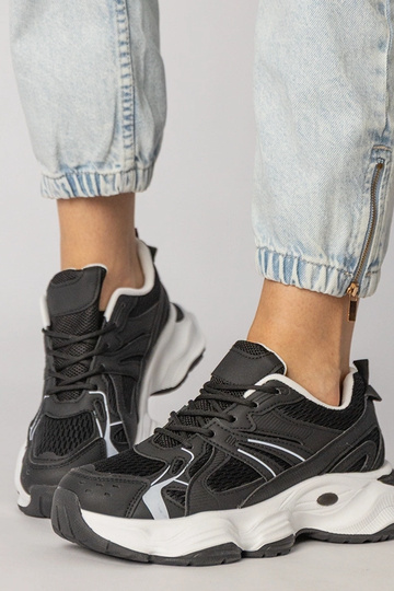 Zapatillas deportivas negras con suela gruesa, "Klarris"